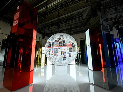 埃迪·雷德梅恩（Eddie Redmayne）为欧米茄星球开幕