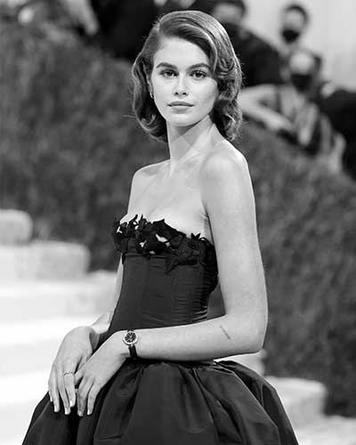 与凯亚·格伯 （Kaia Gerber） 一起前往大都会艺术博物馆